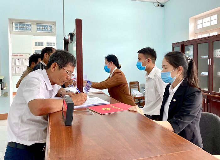 Mặc dù gặp nhiều khó khăn song công tác thu ngân sách Nhà nước trên địa bàn huyện Kông Chro năm 2020 vượt 27% Nghị quyết. Ảnh: Hồng Thi