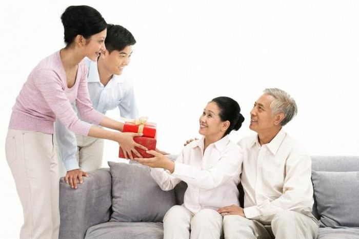 Nên quan tâm đến những người trong gia đình của người ấy