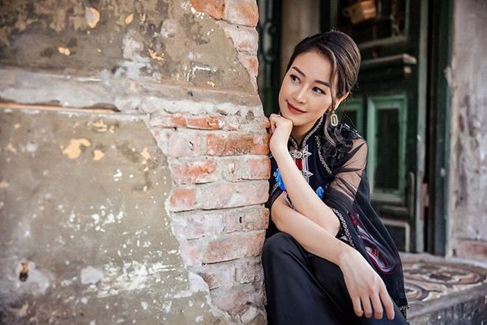 Là MC, BTV của đài truyền hình, Phí Linh thấy may mắn khi kết nối được các giá trị, đem đến cho cuộc sống thêm nhiều tin yêu.