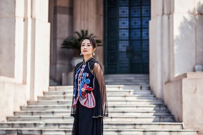 Phí Linh cá tính trong trang phục cách tân lấy ý tưởng kết hợp áo dài truyền thống với họa tiết người Dao của NTK Vũ Việt Hà.