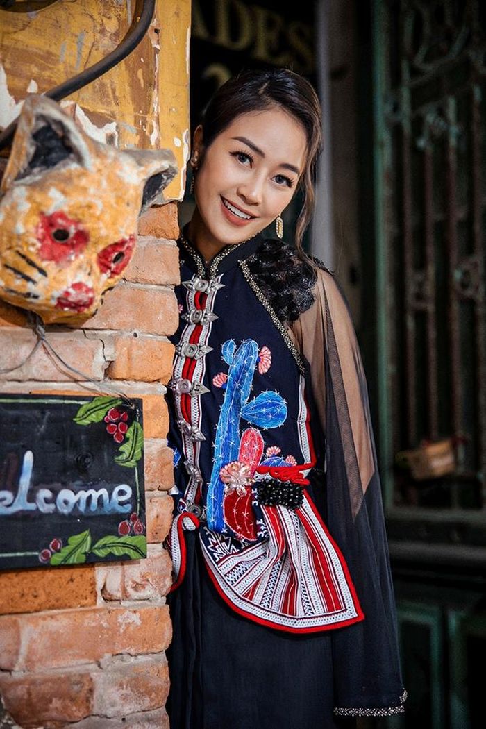 Phí Linh chia sẻ, trong con người cô luôn là những mặt trái ngược nhưng không hề mâu thuẫn, như truyền thống và hiện đại, dịu dàng và cá tính, mạnh mẽ và yếu đuối, có cả tính quyết liệt của nam giới cũng như sự mong manh hay do dự rất đàn bà.