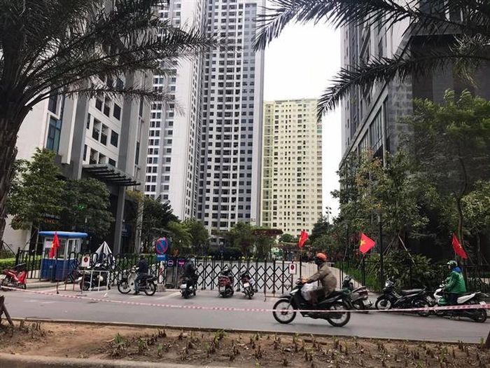 Tòa nhà R2 chung cư Goldmark City bị phong tỏa.