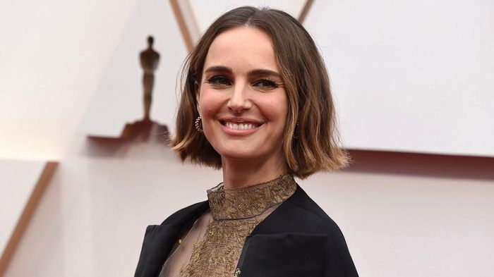  Nhiều năm trôi qua, Natalie Portman vẫn giữ được thần thái rạng rỡ mỗi khi xuất hiện trước công chúng. Cô sẽ tròn 40 tuổi vào ngày 9/6 tới đây. Hiện tại, nữ diễn viên tham gia dự án Thor: Love and Thunder. Ngoài công việc diễn xuất, Portman là người yêu thể thao. Cô là chủ đầu tư của đội bóng đá nữ Los Angeles. 