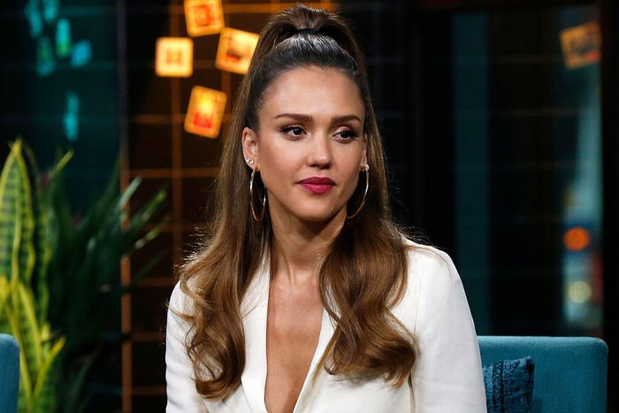  Ở tuổi 40, Jessica Alba nhận được nhiều lời khen nhờ nhan sắc mặn mà, quyến rũ. So với thời huy hoàng của cô ở những năm 2000, nữ diễn viên không thay đổi nhiều. Từng là gương mặt có mức cát-xê khủng, tới năm 2008, sau khi kết hôn, Jessica Alba dần rút khỏi Hollywood và chuyển hướng kinh doanh. Hiện tại, nữ diễn viên là chủ công ty được định giá khoảng 1 tỷ USD (mức giá được đưa ra vào năm 2017). 