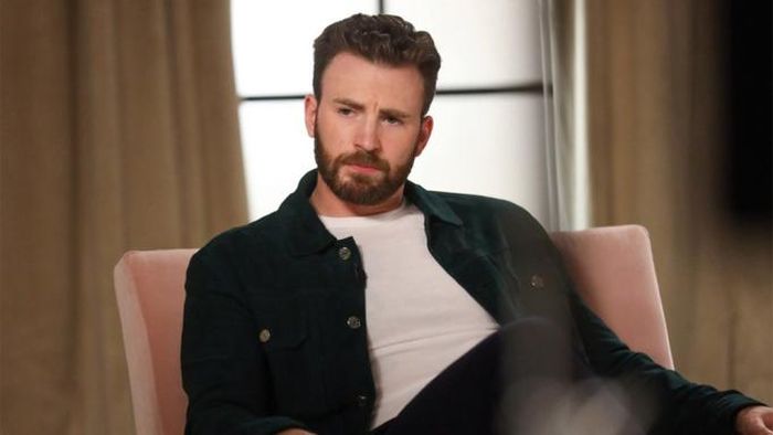  Chris Evans là một trong những diễn viên có mức cát-xê cao nhất thế giới nhờ thành công của vai diễn Captain America. Ở tuổi 40, nam diễn viên cùng nhiều cái tên nổi tiếng như Leonardo DiCaprio, Jennifer Lawrence cùng tham gia dự án Don't Look Up. Bên cạnh công việc nghệ thuật, Chris Evans dành nhiều thời gian hoạt động chính trị. Thành công ở vai trò diễn viên là thế nhưng không ít lần anh bày tỏ muốn giải nghệ vì không tìm được vai diễn mới lạ, cuốn hút. 