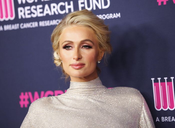  Ở tuổi 40, Paris Hilton có quyết định lớn. Cô cho biết sẽ thụ tinh ống nghiệm để có con đầu lòng với bạn trai Carter Reum. Sau hơn một năm hẹn hò, hiện tại, Hilton lên kế hoạch cho ngày trọng đại. 2020 được coi là năm đáng nhớ của Paris Hilton khi cô tiết lộ nhiều góc khuất trong quá khứ ồn ào thông qua bộ phim This is Paris. 
