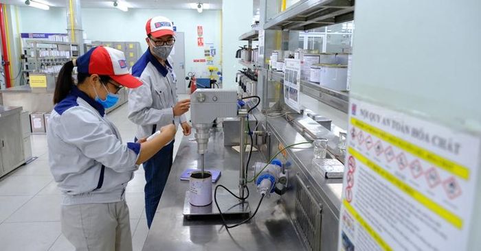 Hoạt động sản xuất tại Công ty TNHH Nippon Paint Việt Nam (Khu công nghiệp Quang Minh, huyện Mê Linh, Hà Nội) sáng 17/2. Ảnh: Phạm Hùng