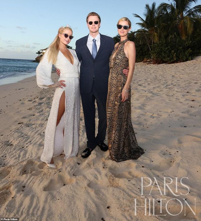 Em gái Paris - Nicky Hilton diện đầm họa tiết da rắn