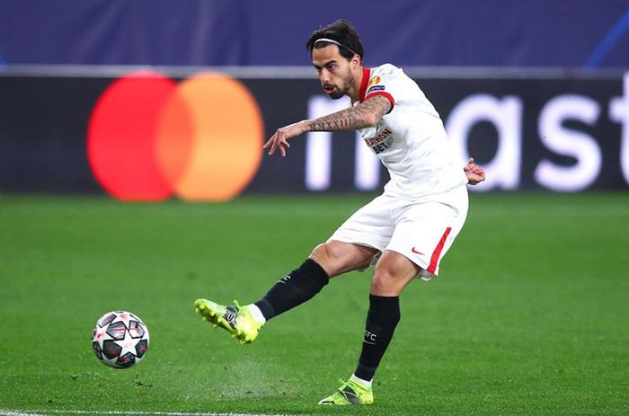 Ngay phút thứ 6, Suso đã mở tỷ số cho Sevilla với cú sút chân phải đập người Hummels đổi hướng bay vào lưới