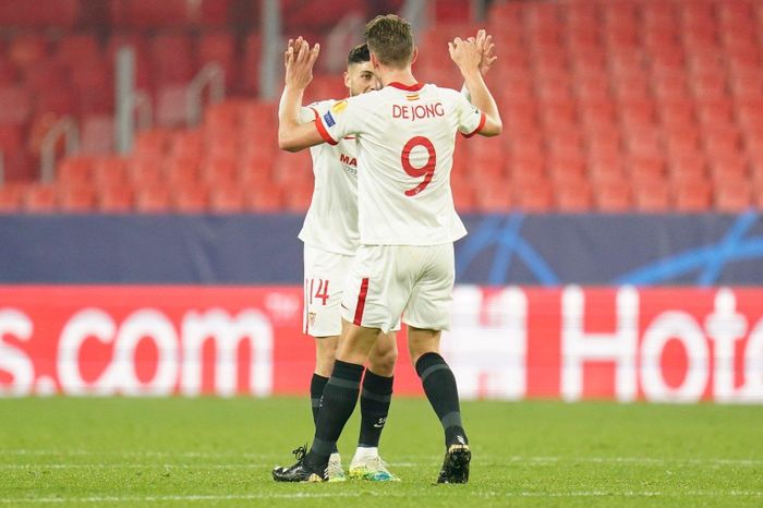 Mãi đến phút 87, De Jong mới nhen nhóm hy vọng cho Sevilla với bàn rút ngắn tỷ số 2-3