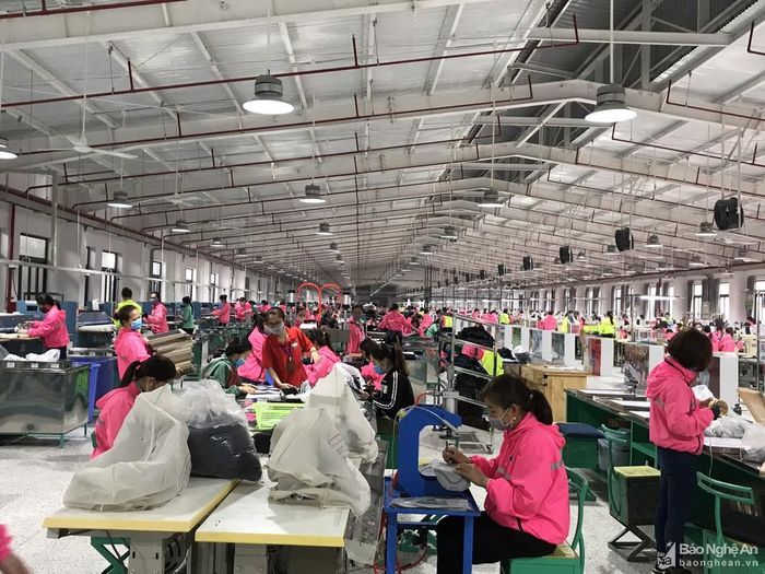 Sáng 18/2, người lao động Công ty TNHH VietGlory đã đi làm trở lại. Ảnh: Đức Cường