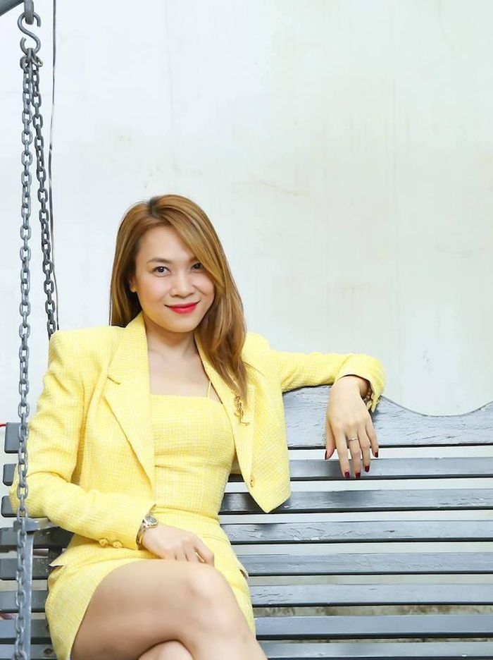 Mỹ Tâm nhí nhảnh trên xích đu.