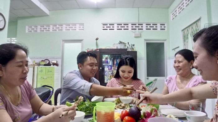 Bữa cơm gia đình là nơi thắp lửa, giữ ấm hạnh phúc.