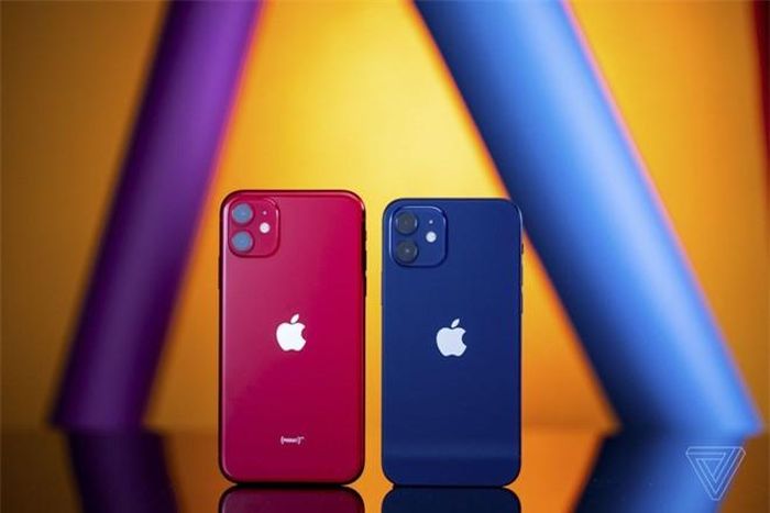 Các thế hệ iPhone gần đây đã được trang bị tấm nền OLED. Ảnh: The Verge.