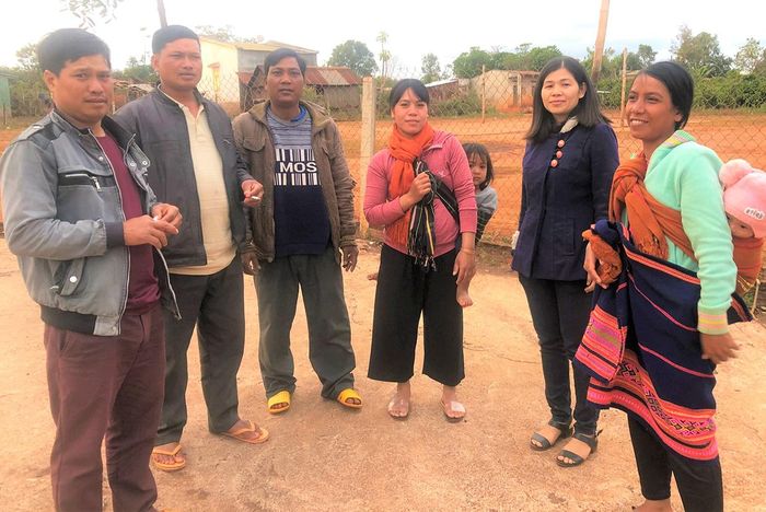 Bà Bàn Thị Bình (thứ 2 từ phải sang) trao đổi với người dân về kinh nghiệm phát triển kinh tế. Ảnh: Đinh Yến