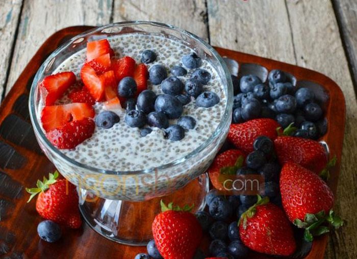Trộn hạt chia, sữa chua với hoa quả là bữa ăn nhẹ bổ sung năng lượng tốt cho cơ thể.