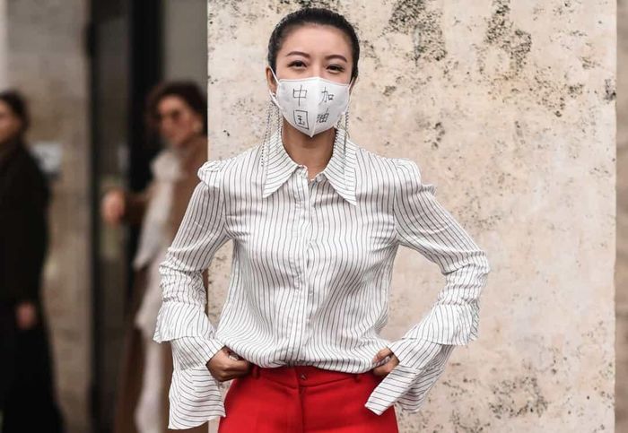 Những người mẫu và tín đồ thời trang đeo khẩu trang sành điệu trong Tuần lễ thời trang Paris. 