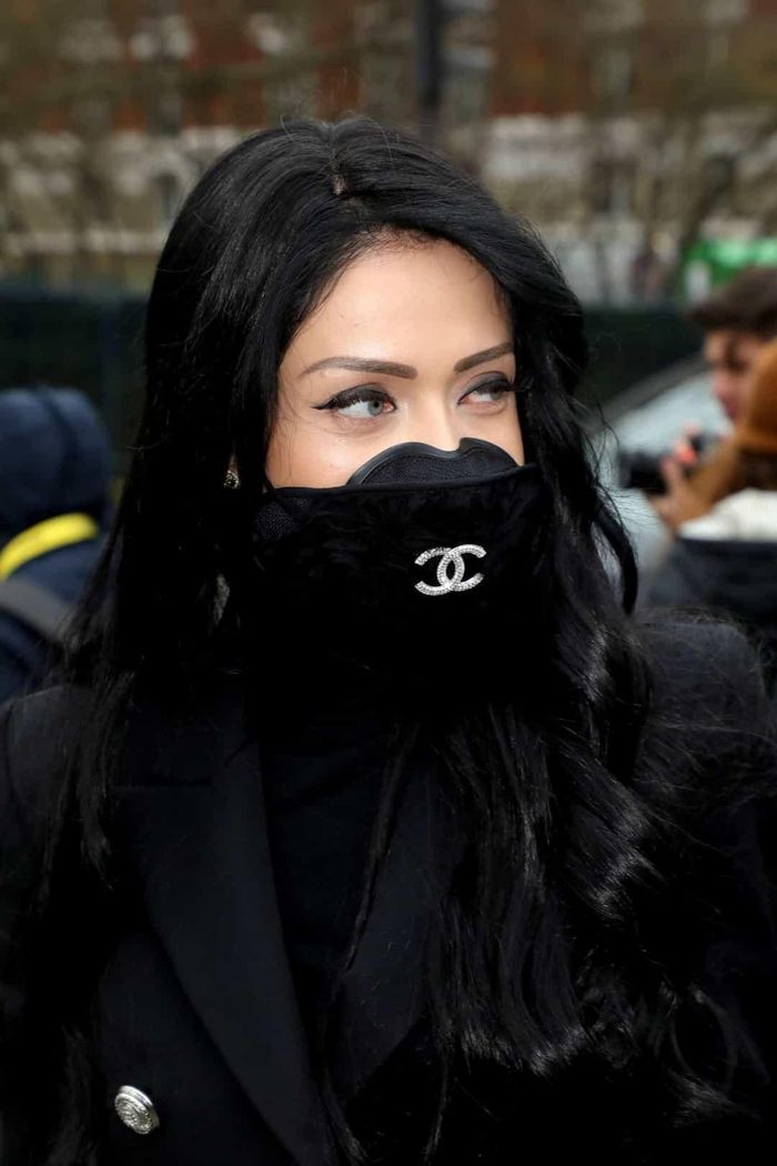 Một vị khách đeo mặt nạ Chanel tại buổi trình diễn của Balmain trong Tuần lễ thời trang Paris. 
