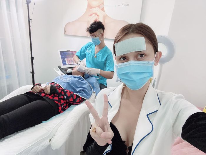  Bên cạnh đó, Sai Fhon làm việc ở bệnh viện thẩm mỹ. Ngoài phẫu thuật chuyển giới, cô gái 22 tuổi còn "dao kéo" nhiều điểm trên mặt như cắt mắt, sửa mũi, tiêm thái dương, độn cằm. Trên các fanpage sắc đẹp, dân mạng nhận xét đường nét của Fhon sắc sảo nhưng thiếu tự nhiên vì chỉnh mũi quá nhọn. 