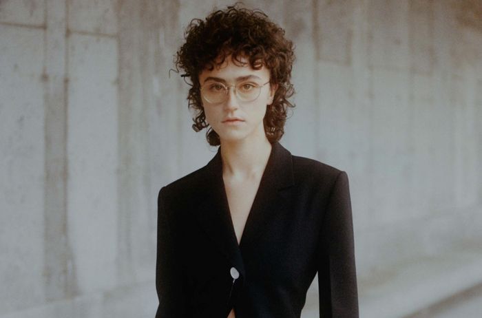  Ella Emhoff trong buổi trình diễn thời trang với mái tóc xoăn mullet. Ảnh: Harper's Bazaar. 