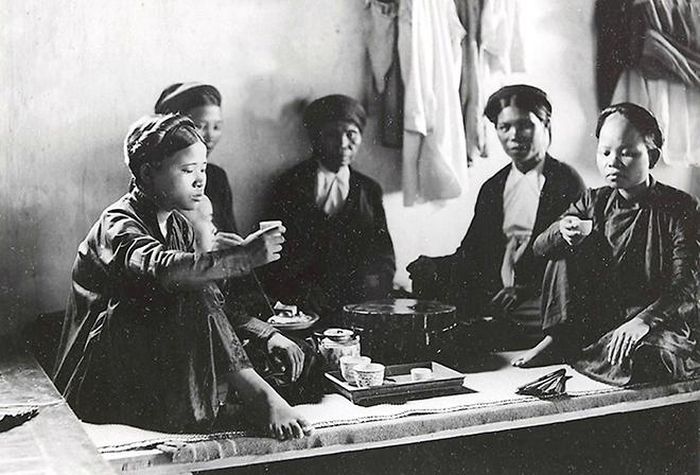 Người Việt uống trà những năm 1921 – 1935. Ảnh: TL