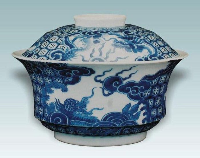 Đồ sứ ký kiểu Minh Mạng (Nguồn: Bảo tàng Cổ vật cung đình Huế)