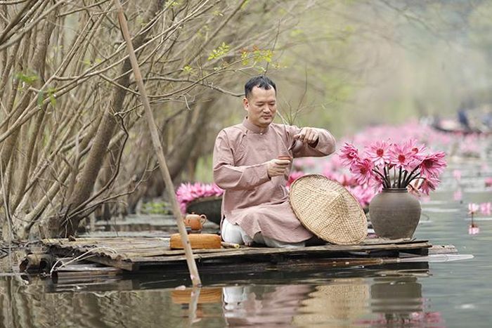 Anh Phạm Trung Thực thưởng trà trên sông nước chùa Hương