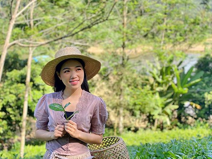 MC Đồng Thu - kênh Youtube Sunny Việt Nam - trải nghiệm, ghi hình quảng bá về trà và văn hóa trà ở Thái Nguyên. Ảnh: NVCC