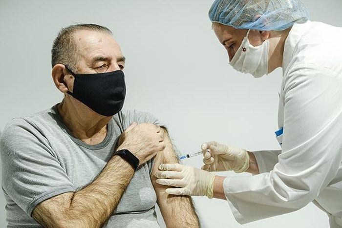 Nhân viên y tế tiêm vaccine phòng COVID-19 cho người dân tại Moskva, Nga, ngày 22/1/2021. Ảnh: THX/ TTXVN