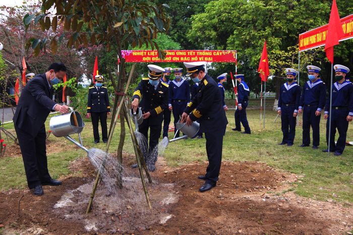  Cán bộ, chiến sĩ Lữ đoàn 147, Vùng 1 Hải quân hưởng ứng Tết trồng cây “Đời đời nhớ ơn Bác Hồ". 