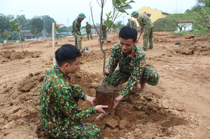 Bộ đội Lữ đoàn Công binh 414 (Quân khu 4) hưởng ứng Tết trồng cây “Đời đời nhớ ơn Bác Hồ”. 