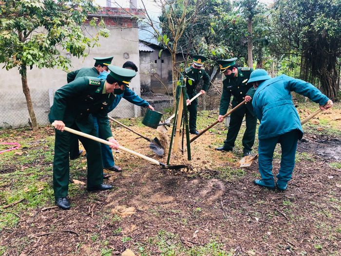  Cán bộ, chiến sĩ Bộ chỉ huy Bộ đội Biên phòng tỉnh Thừa Thiên Huế trồng cây, phủ xanh đất trống trên địa bàn huyện biên giới huyện A Lưới. 
