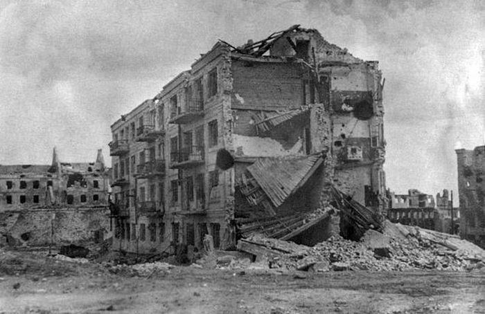Thêm nữa, Liên Xô và Đức từng ký hiệp ước không xâm lược lẫn nhau vào năm 1939. Do đó, cuộc xâm lược mà phát xít Đức tiến hành ở Liên Xô bị cộng đồng quốc tế lên án, chỉ trích vì đơn phương hủy bỏ hiệp ước đã ký.