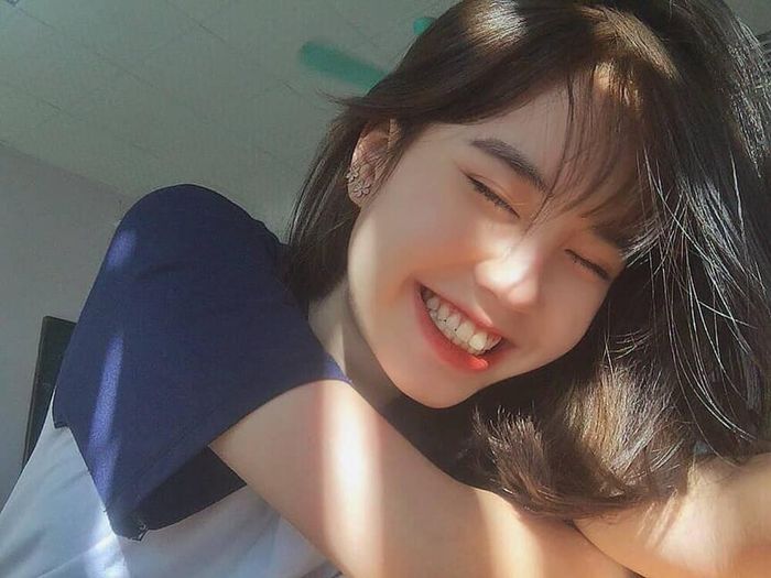 Cả hai đều sở hữu gương mặt bầu bĩnh, tóc mái bằng lơ thơ, khuôn miệng rộng, đôi mắt đặc trưng và nụ cười rạng rỡ.