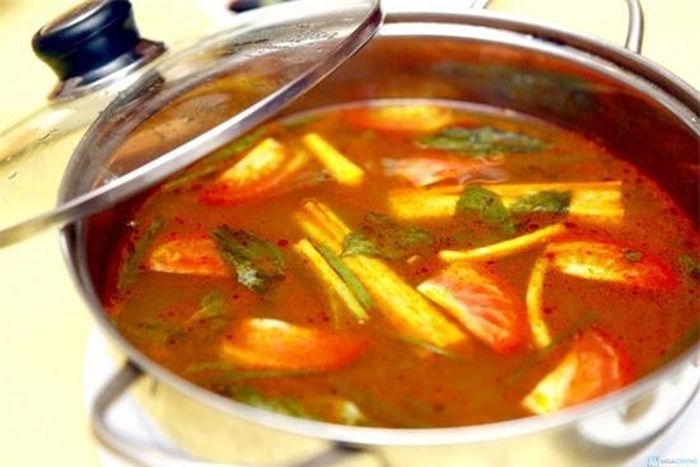 Cho nhân trên vào nước dùng, nêm lại gia vị vừa ăn. Ảnh minh họa.