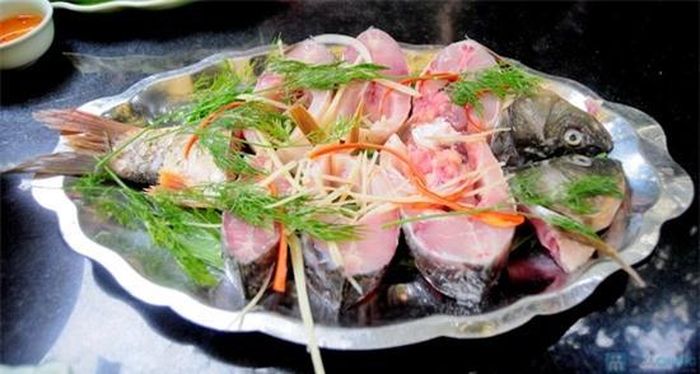 Rửa sạch cá, lọc phần thịt 2 bên thân cá, thái lát mỏng. Ảnh minh họa.