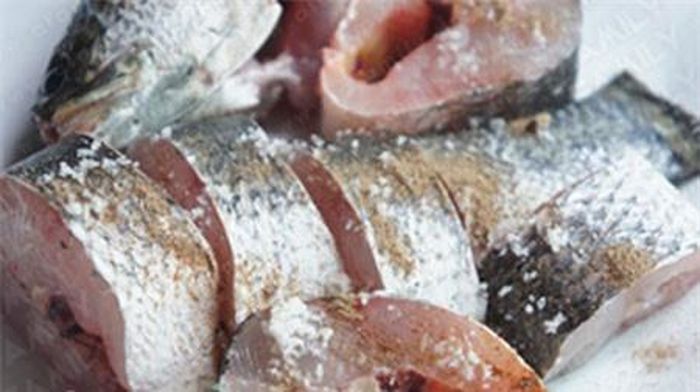 Ướp cá với gia vị, hạt tiêu, gừng, 1 chút rượu trắng. Ảnh minh họa.
