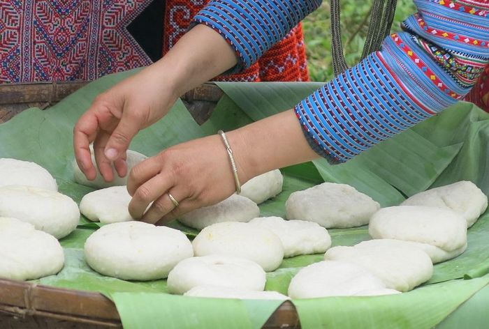 Những chiếc bánh dày người Mông làm to bằng cái đĩa