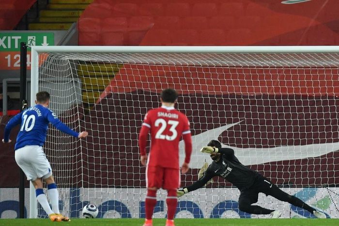  Trên chấm 11 m, Sigurdsson đánh bại Alisson. Thủ môn của Liverpool đổ người đúng hướng, nhưng không thể cán phá cú sút căng. Everton khép lại trận đấu với chiến thắng 2-0 trên sân Anfield. 