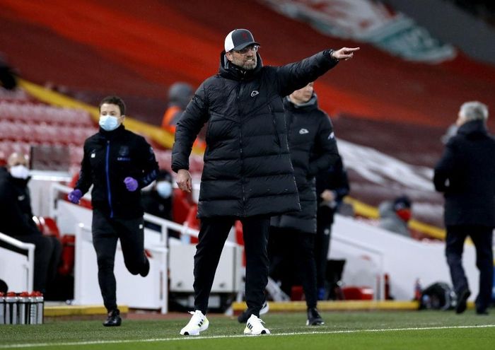  HLV Klopp đã làm tất cả để tránh thất bại trên sân nhà. Ông đưa Xherdan Shaqiri vào sân để tăng hỏa lực tấn công từ phút 63. Dù vậy, Liverpool vẫn bất lực trong thế trận cầm bóng gấp 4 lần, nhưng không tạo được tình huống tấn công có nét. 