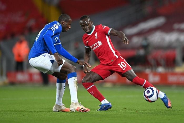  Bàn thắng sớm mở ra thế trận hứng khởi tại Anfield. Liverpool đẩy cao đội hình, kiểm soát bóng áp đảo để chủ động tấn công. Tuy nhiên, Everton giăng đội hình theo sơ đồ 4-5-1, khiến "The Kop" không thể phối hợp trung lộ. Everton chơi phòng ngự phản công, nhưng luôn chủ động để lao lên. 