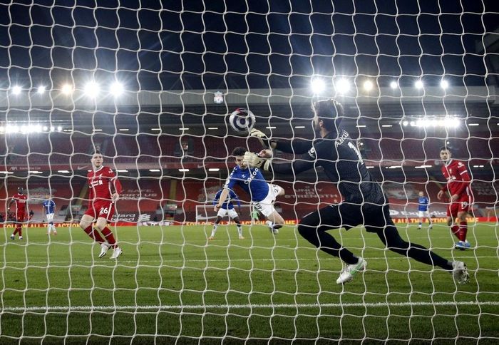  Cuối hiệp một, Alisson Becker giúp Liverpool thoát bàn thua thứ 2. Seamus Coleman đánh đầu trong thế đối mặt Alisson. Ở khoảng cách vài mét, thủ môn của Liverpool vẫn kịp đổ người để cản phá. Tỷ số sau hiệp một giữ nguyên cho Everton. Đội chủ nhà cầm bóng hơn 60%, nhưng không có nhiều tình huống phối hợp tốt. 
