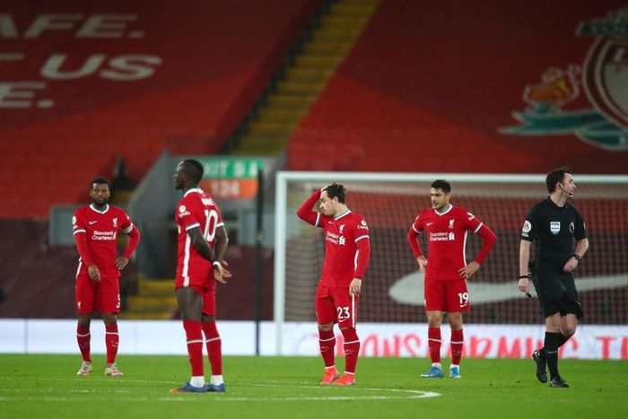  Đây là trận thua thứ tư liên tiếp của Liverpool ở Premier League 2020/21. Sau 25 trận, Liverpool có 40 điểm và giậm chân ở vị trí thứ 6. Thầy trò HLV Klopp đang kém Man City 16 điểm và chơi nhiều hơn một trận. Chức vô địch đã vượt quá tầm với của nhà ĐKVĐ Premier League. 