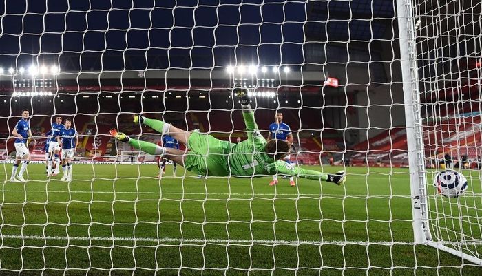  Jordan Pickford là người hùng của Everton với 2 tình huống cứu thua xuất sắc. Phút 20, Jordan Henderson thực hiện pha vẩy má ngoài điệu nghệ. Bóng đi hiểm, nhưng Pickford đổ người xuất sắc. Sau đó, Pickford dùng những đầu ngón tay để từ chối cú sút từ Trent Alexander-Arnold. 