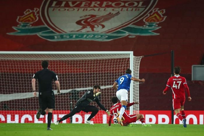  Khoảnh khắc này đã chấm dứt hy vọng có điểm của Everton. Sau một pha phản công từ Everton, Alexander-Arnold phạm lỗi với Dominoc Calvert-Lewin ở vùng cấm. Trọng tài chỉ tay vào chấm 11 m. VAR được sử dụng, nhưng quyết định không thay đổi. 