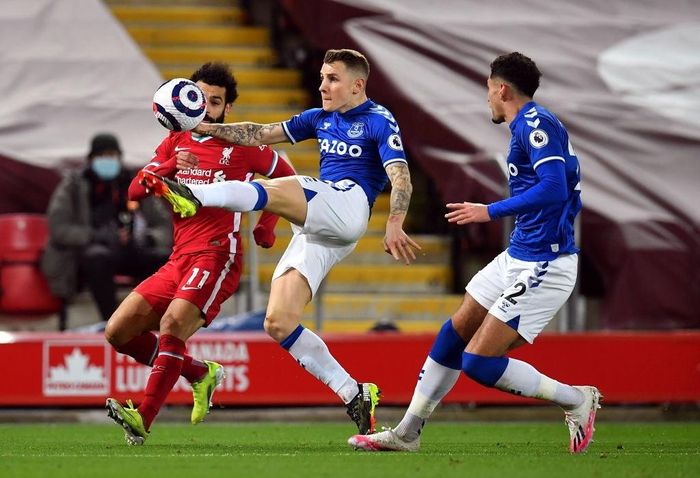  Sang hiệp 2, Liverpool đẩy mạnh sức ép về phần sân Everton. Tỷ lệ cầm bóng của đội chủ nhà gần 80%. Everton bối rối, để lộ nhiều khoảng trống. Tuy nhiên, Liverpool chưa đủ sắc sảo ở những tình huống quyết định để có bàn thắng. 