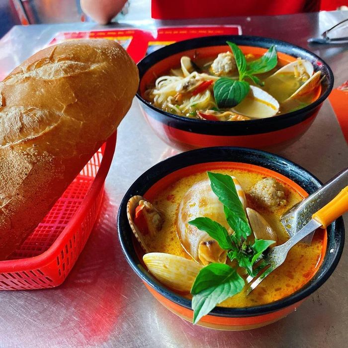 Bún cá Campuchia hay hủ tiếu ốc là những món ăn đánh thức vị giác thực khách. Ảnh: Citastyfood, levutung252. 