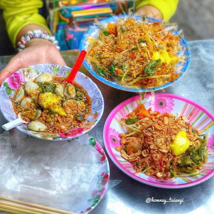  Phố ẩm thực là nơi hội ăn vặt có thể tìm thấy đủ loại bánh tráng nướng, chấm, chiên, trộn... Ảnh: Homnay_tuiangi. 