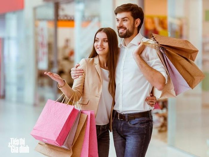 Trừ những cô nàng “đào mỏ”, phụ nữ xác định quan hệ lâu dài sẽ không tiêu tiền bạn trai một cách tùy tiện. Đôi khi phụ nữ đòi hỏi nam giới mua món này thứ kia chỉ đơn giản là cô ấy muốn kiểm tra thái độ của đấng nam nhi trước mặt.