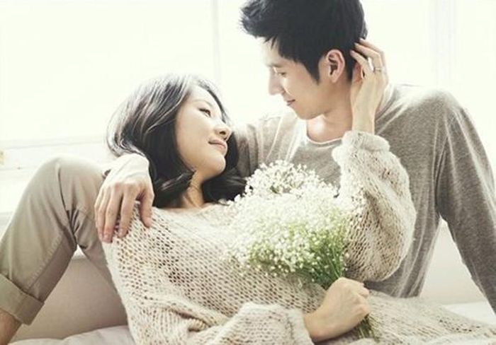 Bày tỏ sự quan tâm. Phụ nữ dù cứng rắn đến đâu thì từ trong sâu thẳm họ vẫn muốn người mình yêu thương quan tâm, chiều chuộng. “Khó” như rút ví còn làm được thì đừng tiếc thời gian dụng tâm chăm sóc cô ấy. Sự quan tâm chu đáo giúp mối quan hệ hai người ngày càng bền chặt.